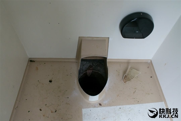 囧！奇葩男钻公厕马桶捞手机 弄一身屎还被卡住