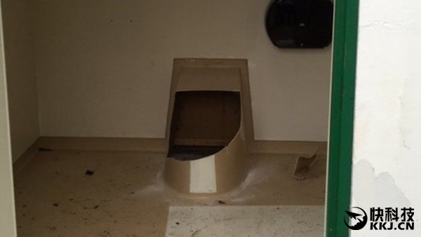 囧！奇葩男钻公厕马桶捞手机 弄一身屎还被卡住