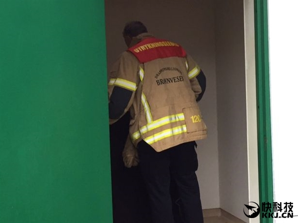 囧！奇葩男钻公厕马桶捞手机 弄一身屎还被卡住