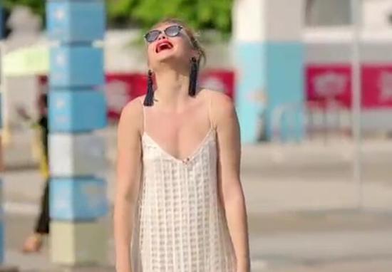 深圳200元组装一部手机：国外美女主持惊呆了