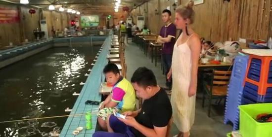 深圳200元组装一部手机：国外美女主持惊呆了