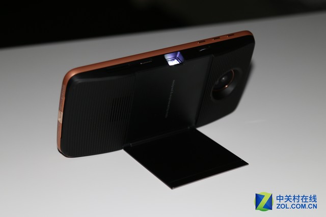 模块化的5.2毫米刀锋 新旗舰Moto Z上手 