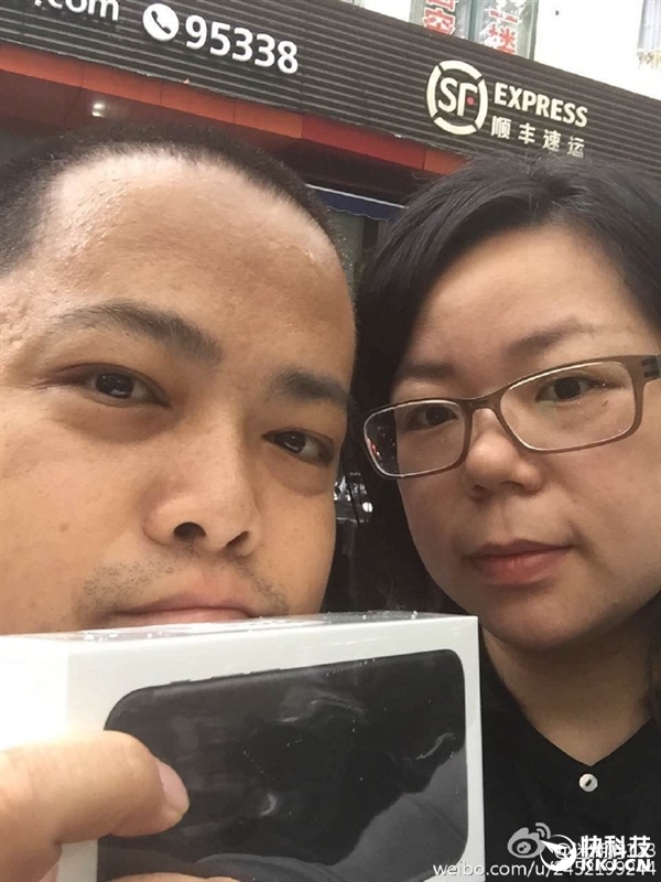 中国第一个拿到iPhone 7的人：上海/北京网友争第一