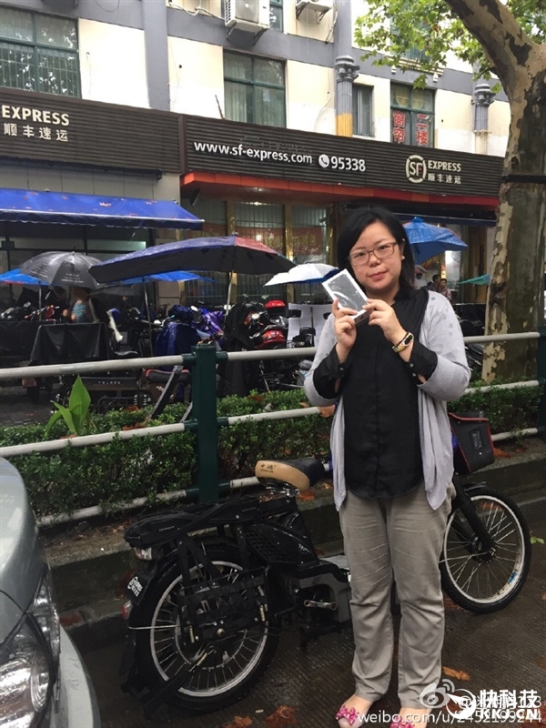 中国第一个拿到iPhone 7的人：上海/北京网友争第一