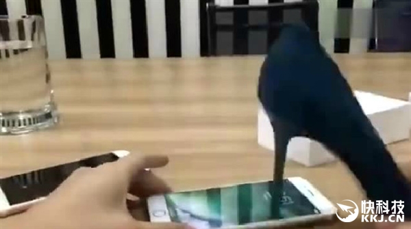 全球首砸！土豪高跟鞋怒砸iPhone 7：称“太垃圾”