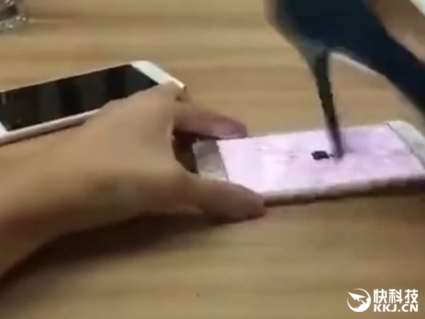 全球首砸！土豪高跟鞋怒砸iPhone 7：称“太垃圾”