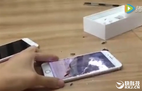 全球首砸！土豪高跟鞋怒砸iPhone 7：称“太垃圾”