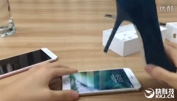全球首砸！土豪高跟鞋怒砸iPhone 7：称“太垃圾”