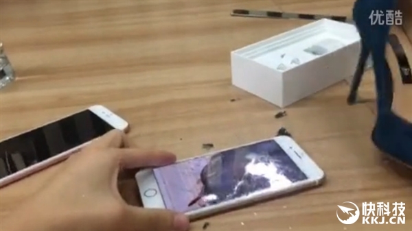 全球首砸！土豪高跟鞋怒砸iPhone 7：称“太垃圾”