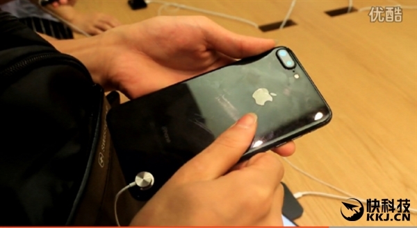 男子香港苹果店专划亮黑iPhone 7P 回应：会去买下