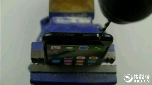 iPhone 7干掉3.5mm耳机口 疯狂网友自己打孔！
