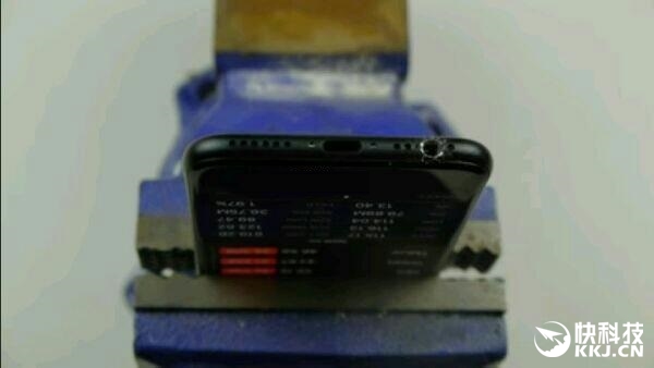 iPhone 7干掉3.5mm耳机口 疯狂网友自己打孔！