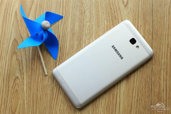 三星Galaxy On7 (2016)图赏：金属机身、摄像头0凸