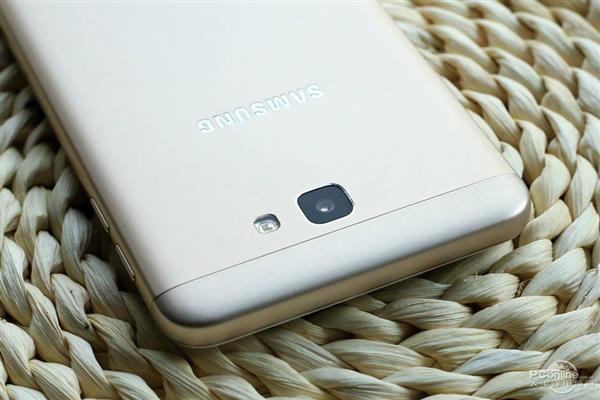 三星Galaxy On7 (2016)图赏：金属机身、摄像头0凸