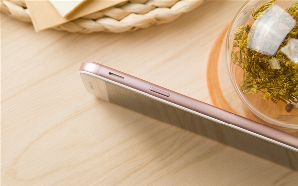 三星Galaxy On7 (2016)图赏：金属机身、摄像头0凸