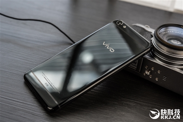 国产首款亮黑色手机vivo X7 转瞬成绝版