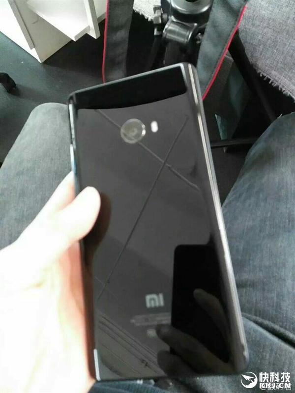 惊艳！小米Note 2真机抢先曝光：终于亮屏了