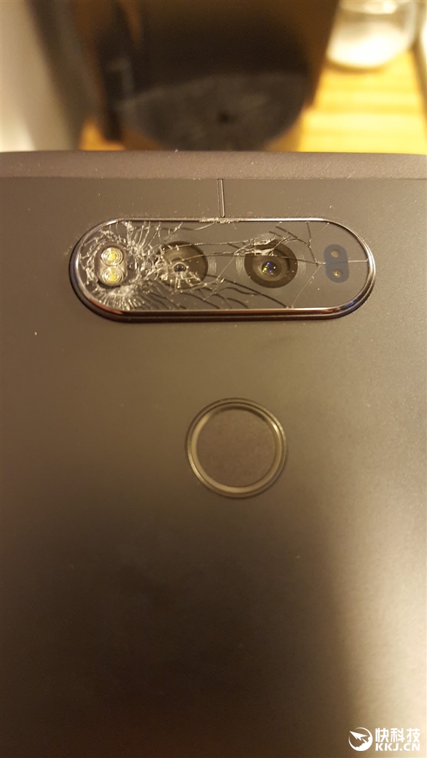 摄像头玻璃自爆！LG新旗舰机V20遭质量BUG：老外吐槽