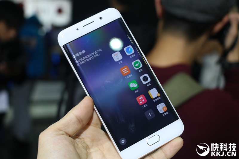 新双曲面屏很逆天！vivo超级旗舰Xplay6上手图赏