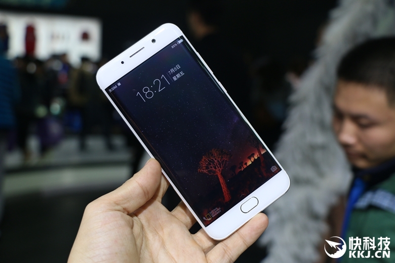 新双曲面屏很逆天！vivo超级旗舰Xplay6上手图赏