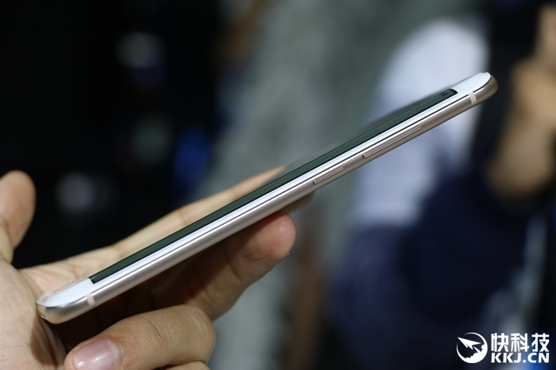 新双曲面屏很逆天！vivo超级旗舰Xplay6上手图赏